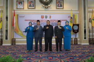 Gubernur Lampung Ir.Arinal Djunaidi Menyerahkan SK Menteri Dalam Negeri Muhammad Tito Karnavian Kepada Drs.Qodratul Ikhwan Selaku Penjabat Bupati Tulang Bawang