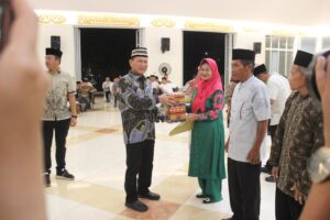 PJ.Bupati Tulang Bawang Drs.Qodratul Ikhwan.MM Bersama Sekretaris Daerah Ferli Yuledi Memberikan Apresiasi Kepada 6 ASN Yang Memasuki Purna Bakti Dan Mengajak Semua Elemen Masyarakat Untuk Mensukseskan Pelaksanaan Pemilu 2024