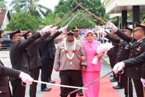 Gelar Tradisi Wellcome dan Farewell Parade, Ini Pesan Dari Kapolres Tulang Bawang Lama dan Baru