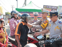 Satlantas Polres Tulang Bawang Bagikan Puluhan Helm Gratis Pada Operasi Patuh Krakatau 2024