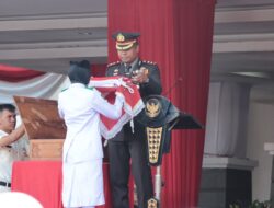 AKBP James Jadi Irup Penurunan Bendera Pada HUT Ke-79 Kemerdekaan RI, Masyarakat Berikan Standing Ovation