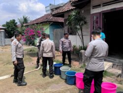 Polres Lampung Tengah Distribusikan Air Bersih Untuk Warga Terdampak Kekeringan